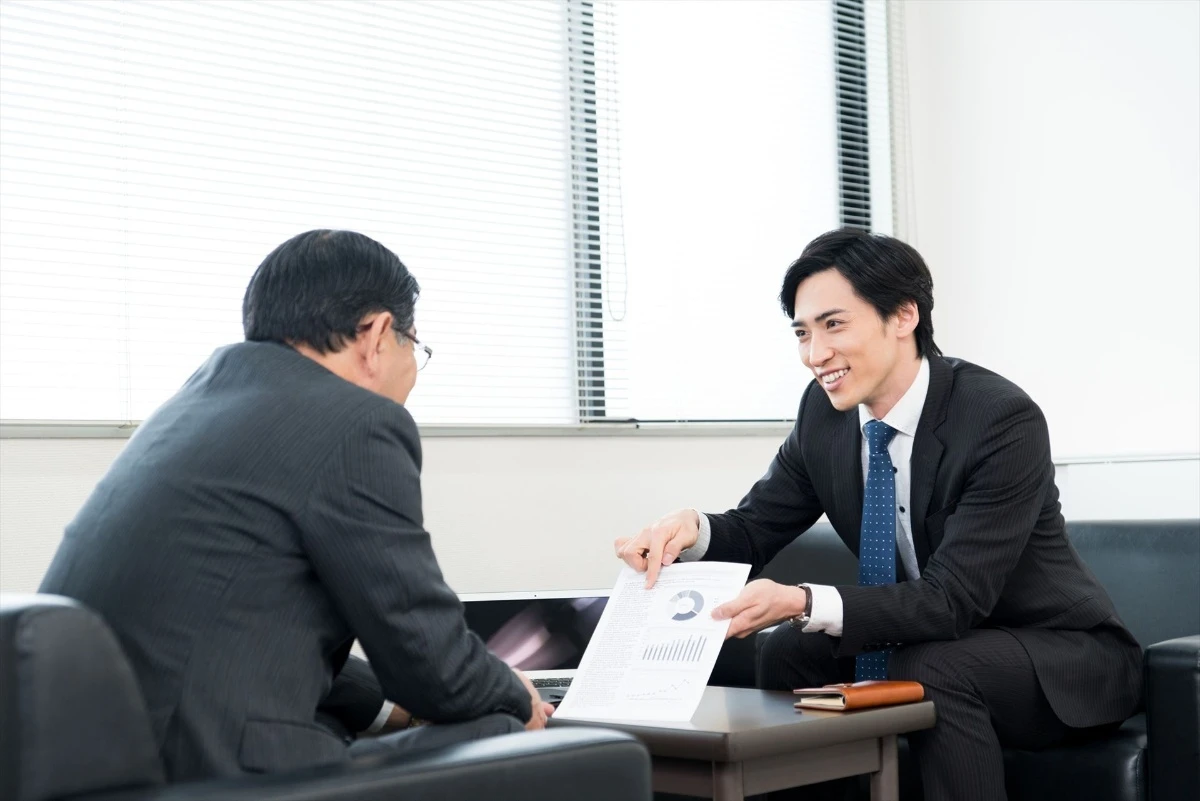 案内する男性スタッフ